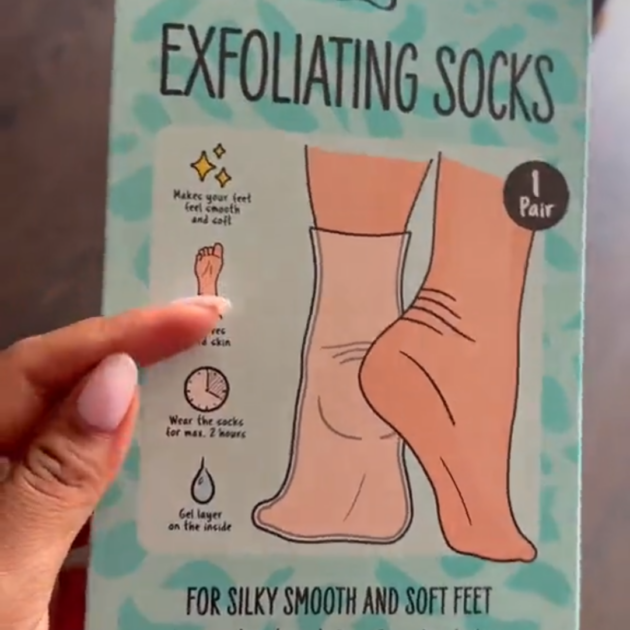 PAIRE CHAUSSETTES EXFOLIANTE زوج من الجوارب المقشرة للعناية المضادة للتصلب