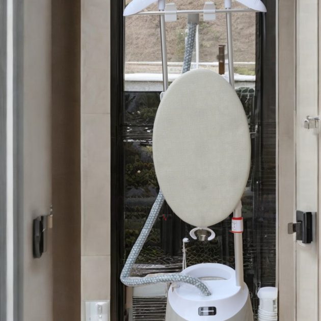 مكواة بخار الملابس العمودية