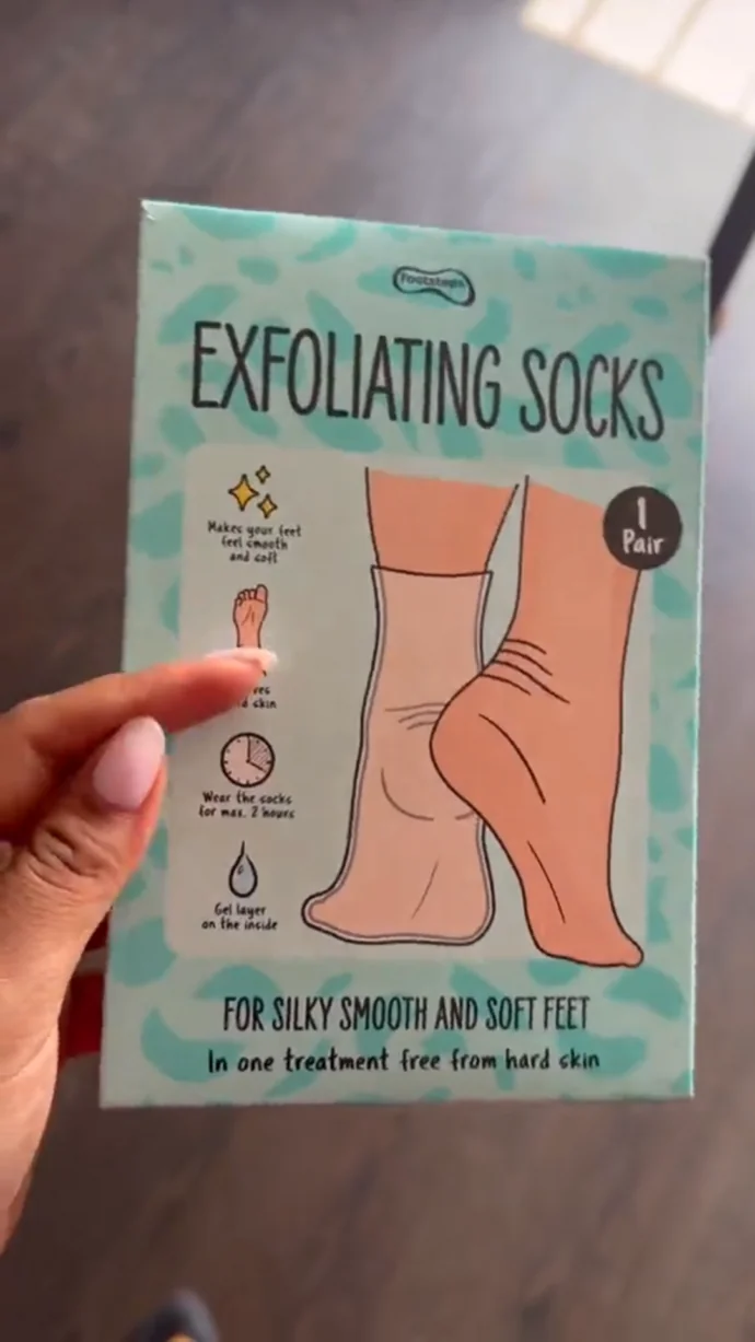 PAIRE CHAUSSETTES EXFOLIANTE زوج من الجوارب المقشرة للعناية المضادة للتصلب